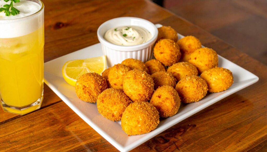 Firefly_Uma foto de um prato contendo 18 pequenos bolinhos de peixe bem empanados e redondos 298051 (1)