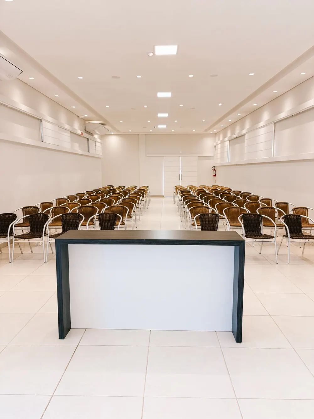 Auditório com mesa de apoio para o palestrante