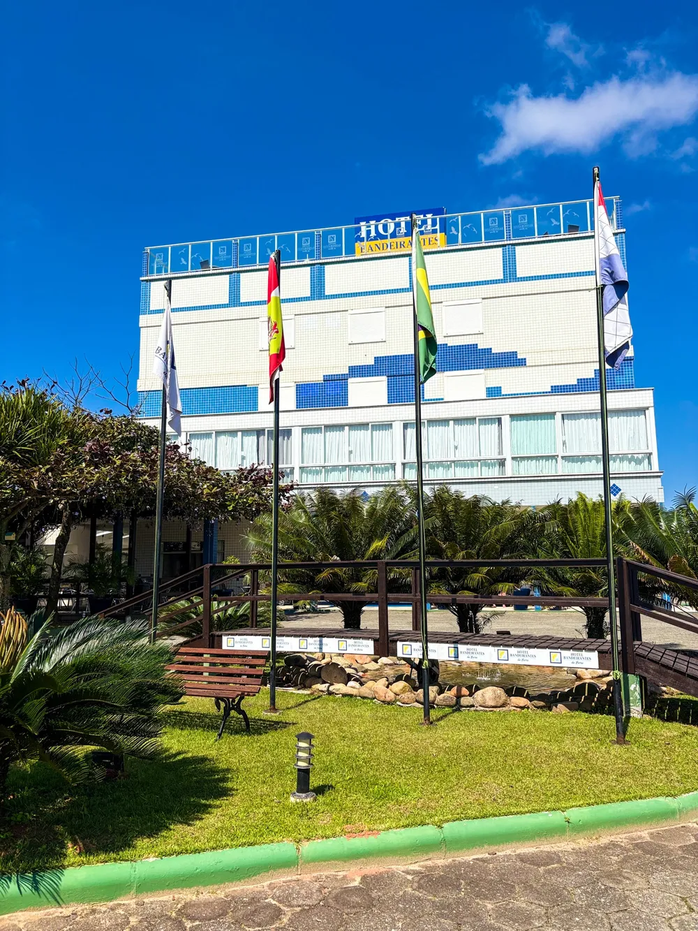 Fachada do Hotel Bandeirantes da Barra