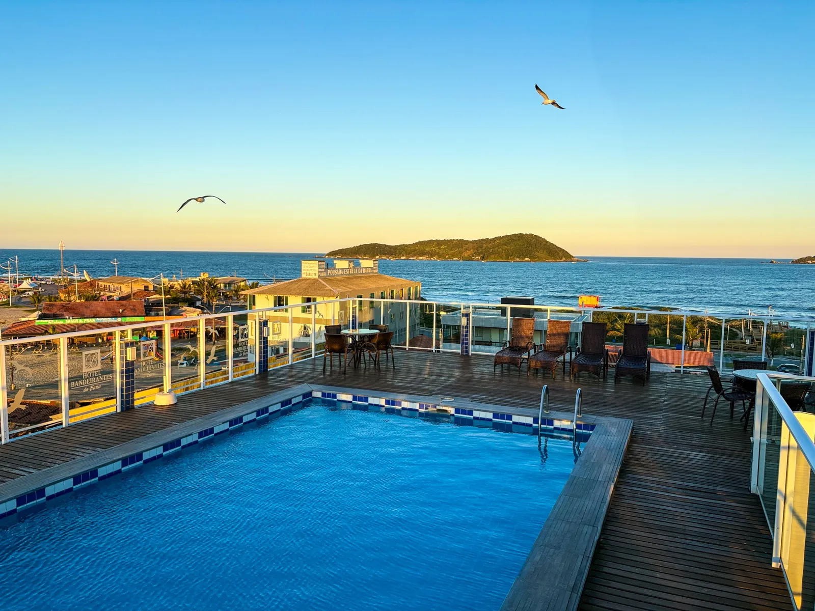 Piscina com vista para o mar no Hotel Bandeirantes da Barra