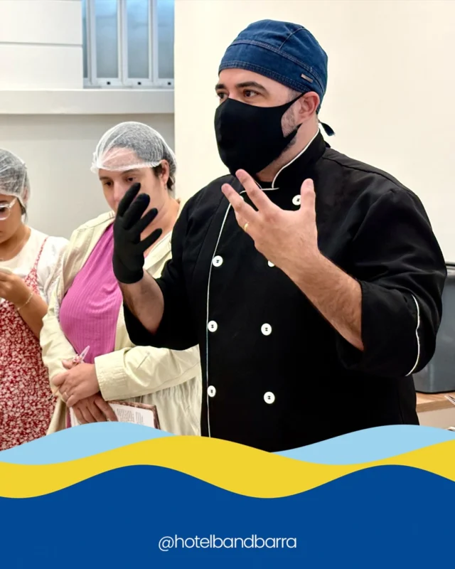 Hotel Bandeirantes recebe curso especial da Biscoitos Paraná em mais um encontro de conhecimento e criatividade.

Na última semana o Hotel Bandeirantes da Barra foi palco de mais uma atividade que une aprendizado, arte e convivência: o curso de biscoitos decorados promovido pela Biscoitos Paraná, reconhecida nacionalmente por sua tradição e excelência no segmento.

Durante o encontro, os participantes mergulharam nas técnicas de decoração, pintura e finalização dos famosos biscoitos artesanais, acompanhados de perto pelo instrutor da marca Diego, que compartilhou truques, orientações e segredos do processo criativo. A sala de eventos do hotel ganhou vida com cores, pincéis, glacês e muitas mãos dedicadas ao trabalho minucioso.

O clima foi de atenção, troca de experiências e muita alegria, refletido em cada mesa repleta de materiais, risadas e produções feitas com carinho. Para muitos participantes, essa foi uma oportunidade de iniciar uma nova habilidade e gerar renda; para outros, de aprimorar o talento.