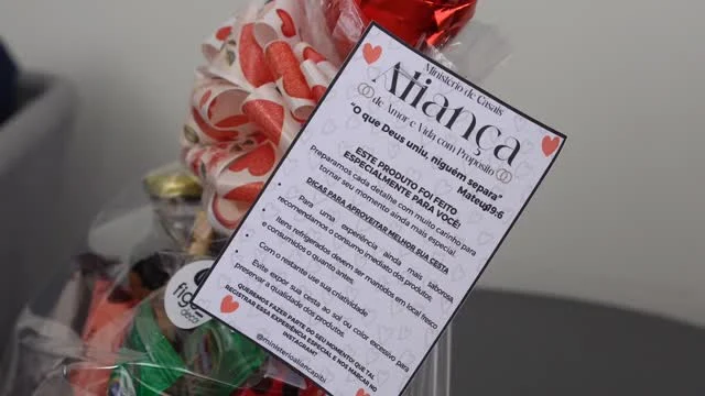 Mais uma vez o Ministério Aliança de São Francisco do Sul escolheu o Hotel Bandeirantes para promover o retiro dos casais “Casados para Sempre”.

O final de semana foi de inspiração, crescimento e conexão profunda durante o retiro de casais “Casados para Sempre”, realizado pelo Ministério Aliança da Primeira Igreja Batista de São Francisco do Sul. O Hotel Bandeirantes da Barra é o lugar ideal para receber esse tipo de evento, oferecendo conforto, estrutura e um ambiente acolhedor.

A programação, marcada por dinâmicas, ministrações e momentos de convivência, proporcionou aos casais um tempo reservado para fortalecer laços, ressignificar o diálogo e renovar o compromisso de caminhada a dois.

As refeições ficaram por conta do Restaurante Leme, que preparou com dedicação cada detalhe gastronômico do retiro, garantindo sabor, qualidade e o toque especial que já é marca registrada da casa.

O encontro terminou com emoção, celebração e a certeza de que investir tempo no relacionamento é uma das decisões mais poderosas na construção de casamentos sólidos e duradouros.