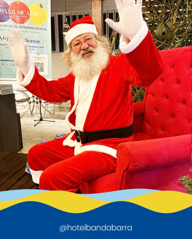 Na noite do dia 23 de dezembro, o Hotel Bandeirantes da Barra viveu um momento especial que marcou o início das celebrações natalinas e encantou moradores e visitantes. A tradicional chegada do Papai Noel reuniu famílias, crianças e hóspedes em um ambiente de alegria, união e emoção.

O evento contou com uma programação cuidadosamente preparada, transformando o espaço do hotel em um verdadeiro cenário natalino. Luzes, decoração temática e a presença carismática do Papai Noel criaram uma atmosfera acolhedora, proporcionando momentos inesquecíveis para o público presente.

A noite foi ainda mais especial graças às parcerias fundamentais que contribuíram para o sucesso do evento. O Grupo Barra Buggy @barrabuggy  participou levando ainda mais dinamismo e integração à programação, enquanto a Casa Musicalis @casamusicalis e o Coral da Casa da Cultura emocionaram o público com apresentações musicais que tocaram o coração de todos.

Entre sorrisos, aplausos e olhares atentos das crianças, o evento reforçou o papel do Hotel Bandeirantes da Barra como um espaço que vai além da hospedagem, promovendo experiências, cultura e momentos que fortalecem os laços comunitários.

A noite do dia 23 ficará marcada como uma celebração de afeto, tradição e espírito natalino, um convite para viver o Natal de forma especial em Balneário Barra do Sul.